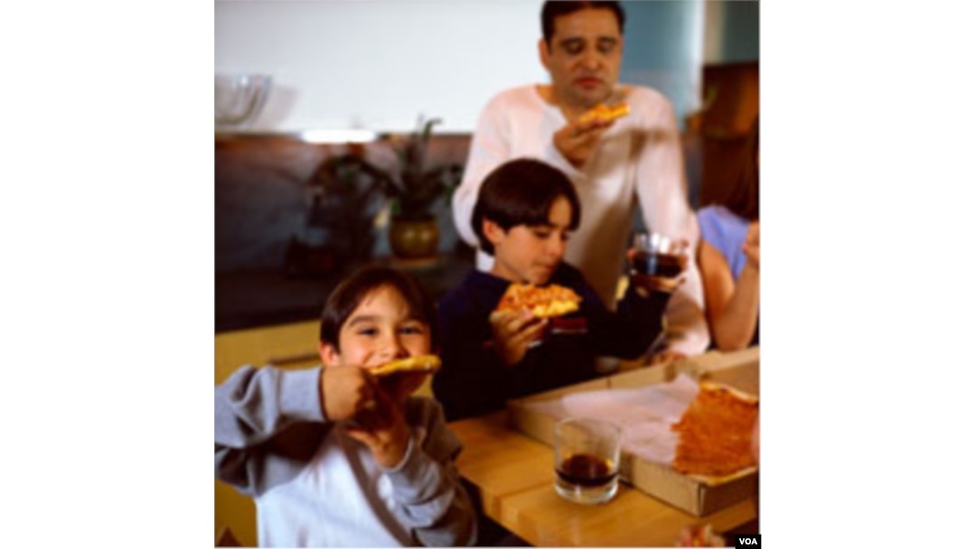 Berbuka puasa dengan menu Pizza bersama keluarga.