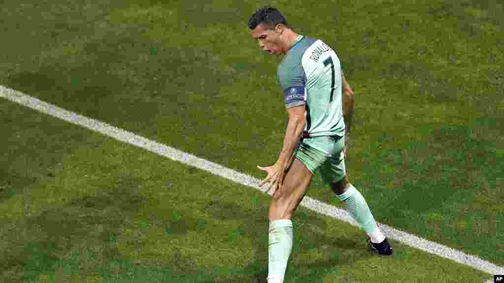 Cristiano Ronaldo (CR7) fête son but avoir marqué lors du match face au Pays de Galles, le 6 juillet 2016.