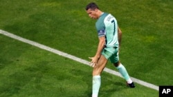 Cristiano Ronaldo du Portugal dans une de ses postures préférées après avoir marqué un but en début du match entre le Portugal et Pays de Galles, en demi-finale de l’Euro 2016, au Grand Stade à Décines-Charpieu, près de Lyon, France, 6 juillet 2016. (AP Photo / Michael Sohn)