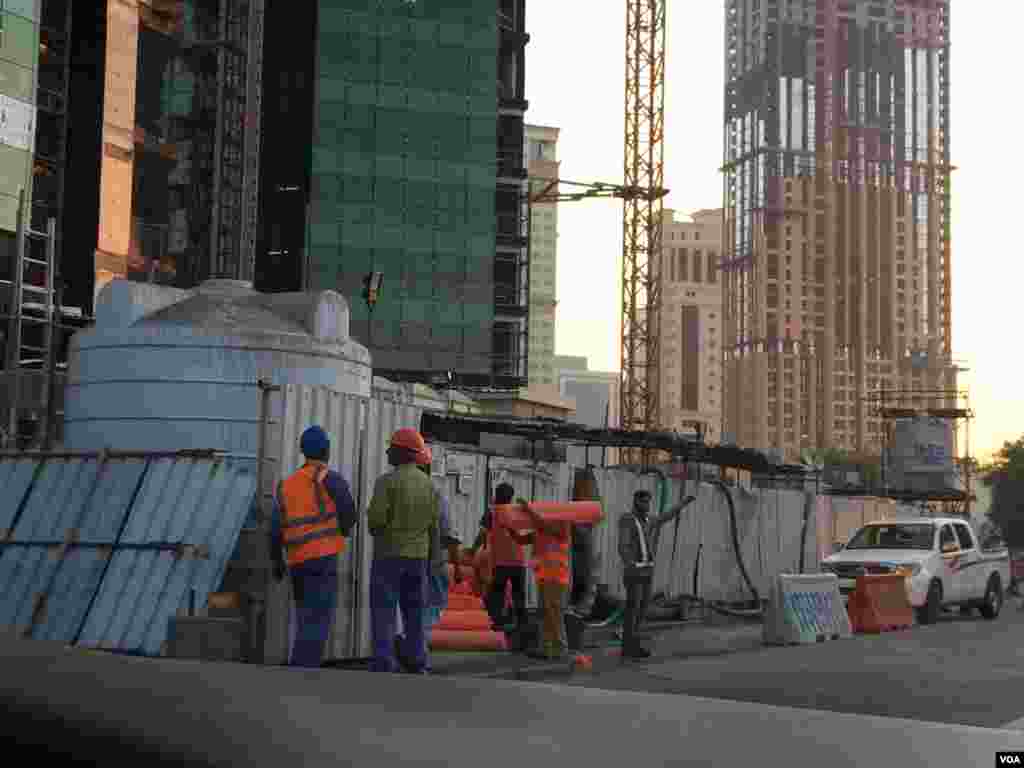 도하 시내 건설 현장의 외국인 노동자들 모습. 카타르에는 1백 40만명의 이주 노동자들이 있다. 