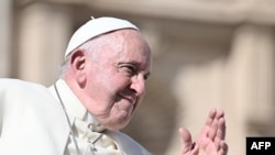 El papa Francisco saluda al final de su audiencia semanal en el Vaticano el miércoles 11 de octubre de 2023.