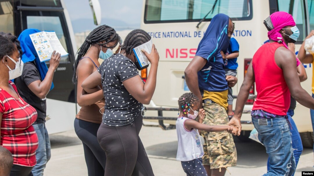 Kelompok migran asal Haiti berjalan bersama saat tiba Port-au-Prince, Haiti, pada 19 September 2021. Pemerintah AS telah melakukan pengusiran besar-besaran terhadap kelompok migran tersebut sejak pekan lalu. (Foto: Reuters/Ralph Tedy Erol)