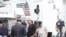 Medios de comunicación de todas partes del mundo transmiten los detalles del evento desde las afueras del edificio de la ONU.