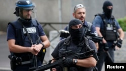 Des policiers de la brigade antiterroriste à Argenteuil, France, le 21 juillet 2016.