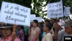ဗုဒ္ဓဟူးနေ့က လယ်သမားတွေ ဆန္ဒပြနေကြစဉ် (ဓာတ်ပုံ - ဗွီအိုအေမြန်မာပိုင်း)