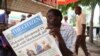 Un homme lit un journal tanzanien à Arusha, en Tanzanie, le 23 mars 2017.