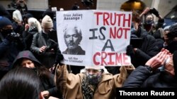 Simpatizantes de Julian Assange celebraron el fallo el lunes 4 de enero de 2020, en Londres- [Foto de Reuters]