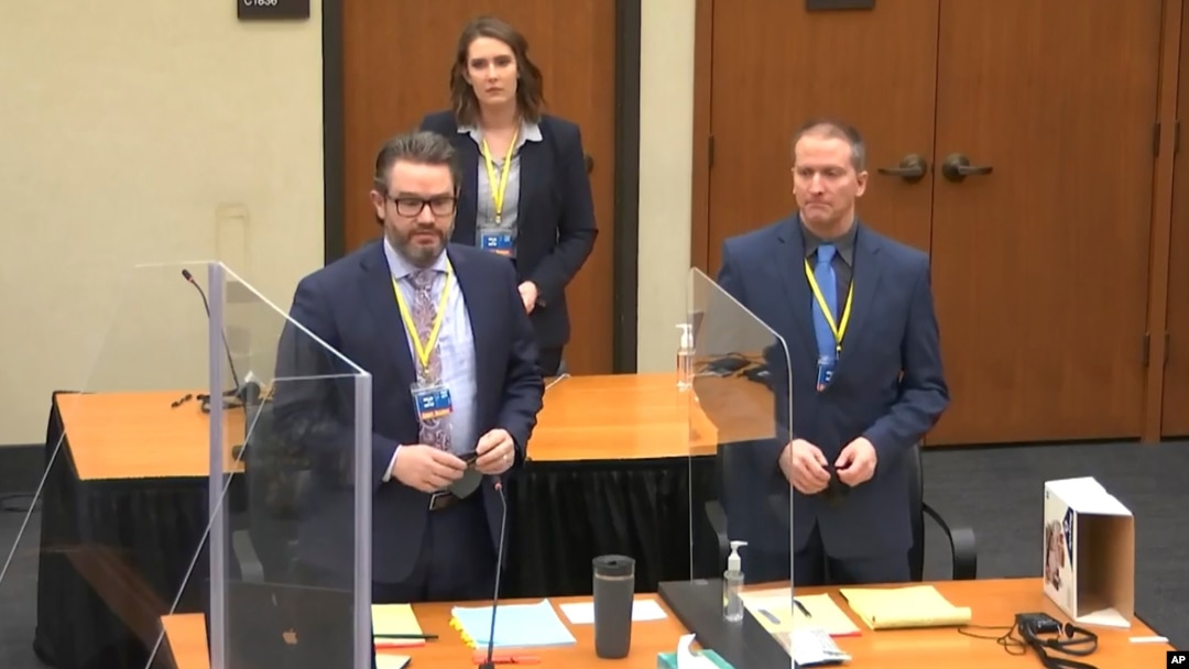 Pengacara Eric Nelson (kiri), pembela mantan anggota polisi Derek Chauvin (kanan) hadir dalam pemilihan juri bagi persidangan dalam kasus kematian George Floyd di pengadilan distrik Hennepin di Minneapolis, Senin (22/3). 