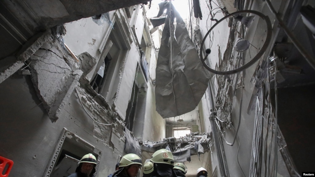 俄军轰炸下，乌克兰第二大城市哈尔科夫的一幢行政楼被摧毁。（2022年3月1日）(photo:VOA)