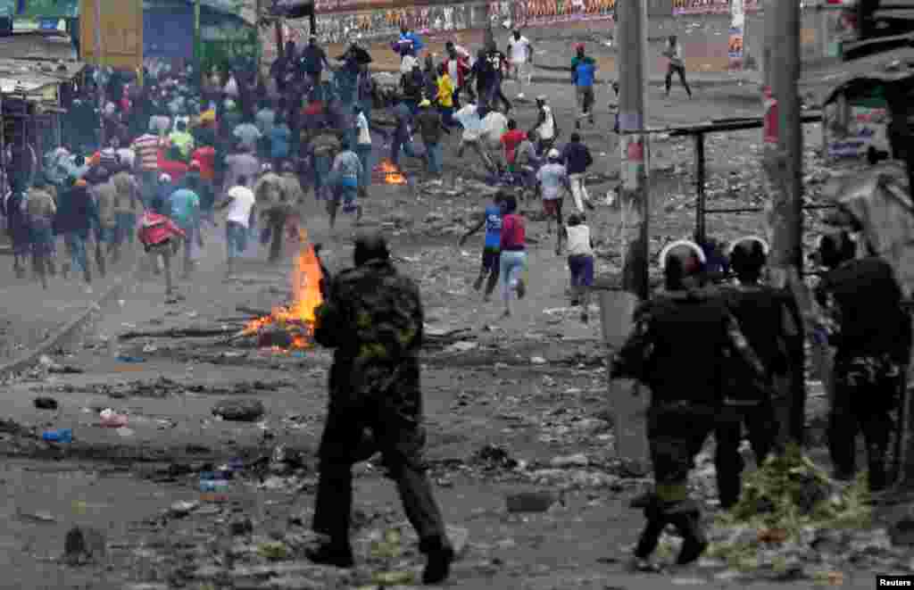 Des policiers tentent de disperser les manifestants à Mathare, Nairobi, Kenya, 12 août 2017.