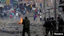 Des policiers tentent de disperser les manifestants à Mathare, Nairobi, Kenya, 12 août 2017.