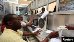 Nhân viên công ty chuyển tiền Dahabshiil làm việc tại một văn phòng ở mạn nam Mogadishu, Somalia 