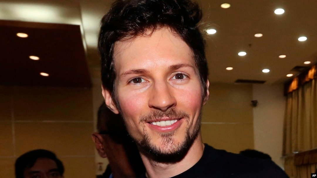FILE - Pendiri Telegram, Pavel Durov, tersenyum usai bertemu dengan Menteri Komunikasi dan Informasi RI kala itu, Rudiantara, 1 Agustus 2017. (Foto: Tatan Syuflana/AP)