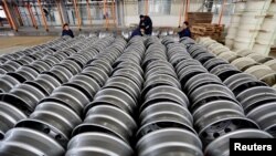 지난해 11월 중국 장쑤성 렌윈강의 철강 공장에서 노동자가 휠 제품을 정리하고 있다. 