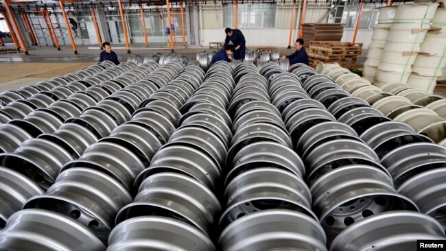 中国江苏连云港一家轮毂厂，工人们正在安排出口钢圈。（2017年11月22日）