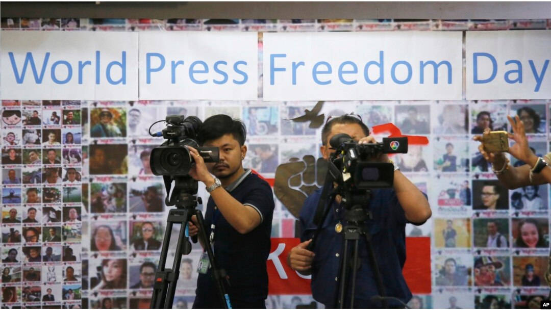 Thai video journalists working at Thai Journalists Association during the International World Press Freedom Day before a press conference in Bangkok, Thailand, May 3, 2017.