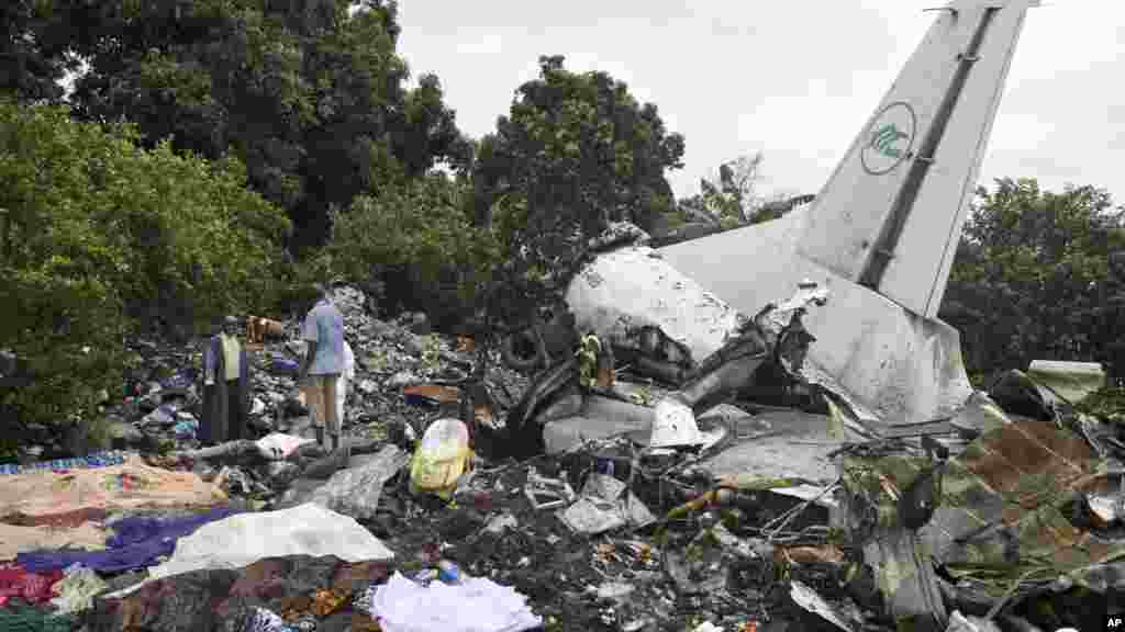 Les débris de l&#39;avion-cargo écrasé à Juba, Sud-Soudan, le 4 novembre 2015. (AP Photo/Jason Patinkin)