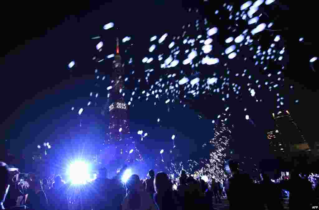 People release balloons beside the Tokyo Tower to celebrate the New Year during an annual countdown ceremony in Tokyo, Japan, Jan. 1, 2015.