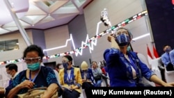 Penerima vaksinasi menunggu dalam ruangan observasi setelah disuntik dengan vaksin COVID-19 Sinovac di Bursa Efek Indonesia di Jakarta, 31 Maret 2021. (Foto: REUTERS/Willy Kurniawan)