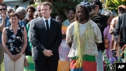 Shugaban Faransa Emmanuel Macron yayinda yake ziyara a yankin New Caledonia, mai nemasn 'yancin kai.