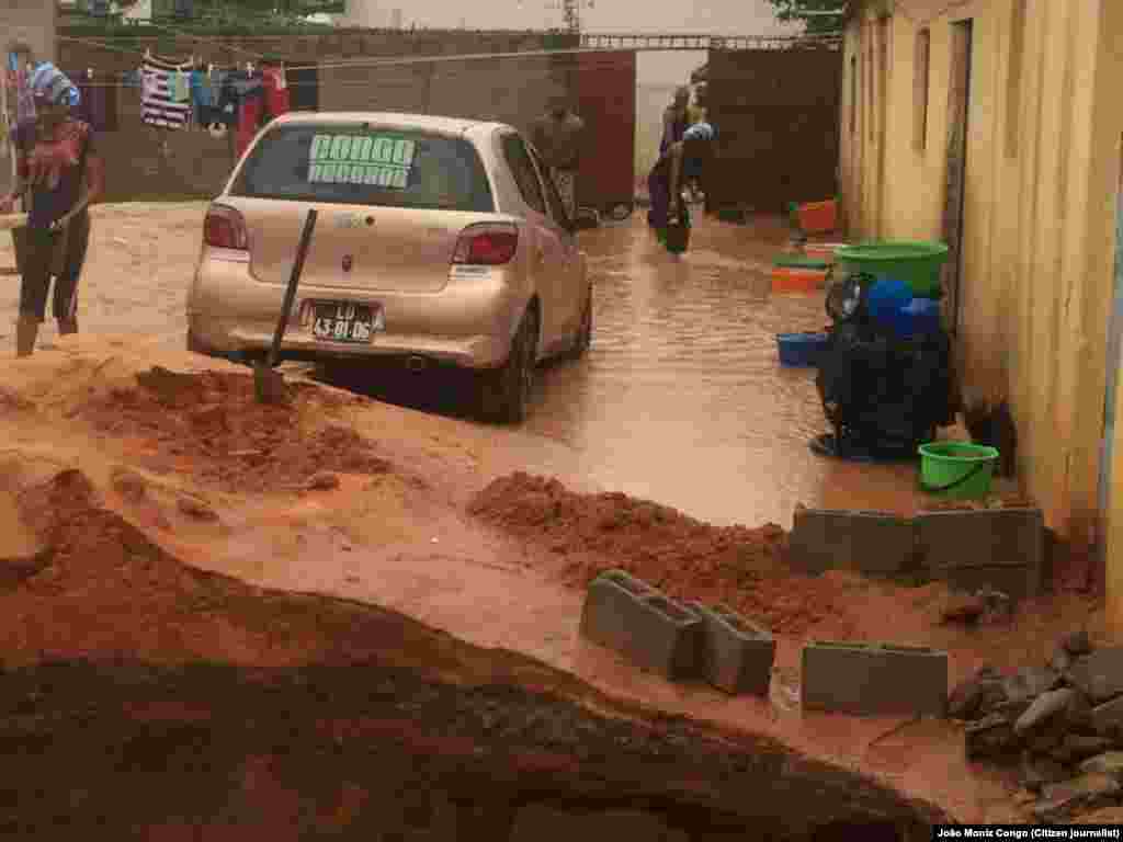 Chuva no bairro Cazenga abre cratera. Luanda, Angola. 6 Novembro 2015