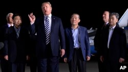 Presiden AS Donald Trump menyambut kedatangan tiga warga Amerika yang dibebaskan oleh Korea Utara, di pangkalan udara Andrews, Kamis (10/5).