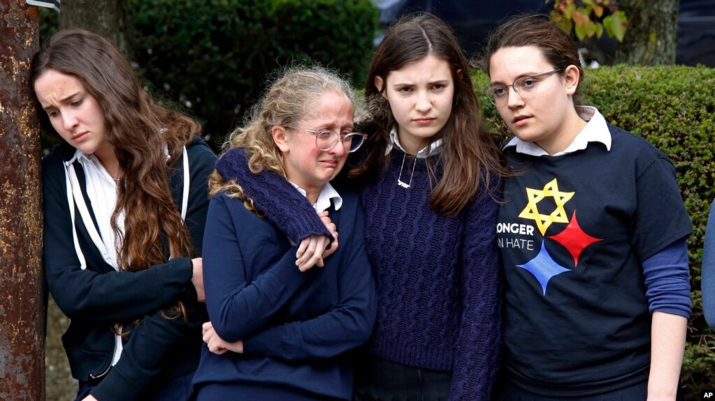 Estudiantes de la Escuela Yeshiva de Pittsburgh ven pasar la procesiÃ³n fÃºnebre del doctor Jerry Rabinowitz, una de las 11 vÃ­ctimas del tiroteeo en la Sinagoga Ãrbol de la Vida, 30 de octubre de 2018.