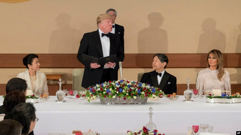 El presidente de EE.UU. Donald Trump (centro) y el emperador Naruhito con sus esposas en el banquete ofrecido a los Trump en el Palacio Imperial de Tokio, el lunes 27 de mayo de 2019. Foto de la Agencia de la Casa Imperial de Japón.