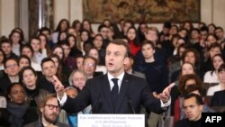 ប្រធានាធិបតី​បារាំង Emmanuel Macron ថ្លែង​សុន្ទរកថា​អំពី​ការ​បង្ហាញ​យុទ្ធសាស្ត្រ​របស់​លោក​ក្នុងការ​លើក​តម្កើង​ភាសា​បារាំង នៅ​វិទ្យាស្ថាន​បារាំង ក្នុង​ទីក្រុង​ប៉ារីស កាល​ពី​ថ្ងៃ​ទី​២០ មីនា ២០១៨។