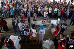 Displaced residents of Marawi city prepare to receive food packs and sleeping mats from the International Committee of the Red Cross at an evacuation center in Saguiaran township near the besieged city of Marawi, in southern Philippines, May 28, 2017.