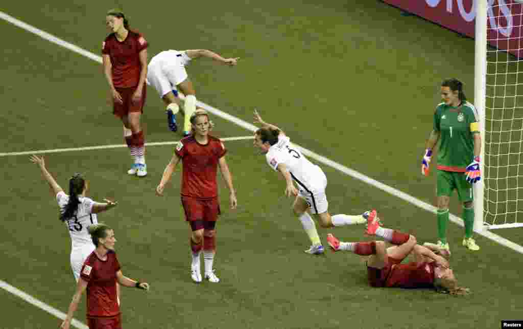 Kelley O'Hara (5) défenseuse de l’équipe américaine célèbre après avoir marqué au cours de la deuxième moitié de la demi-finale de la Coupe du Monde/Dames 2015 de la FIFA au Stade olympique, le 30 juin 2015 à Montréal, Québec. Credit: Michael Chow-USA Tod