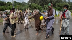 احتجاجی دھرنے کے کارکن اسلام آباد میں پاکستان ٹیلی وژن کے احاطے میں گھسے ہوئے ہیں۔ ستمبر 2014