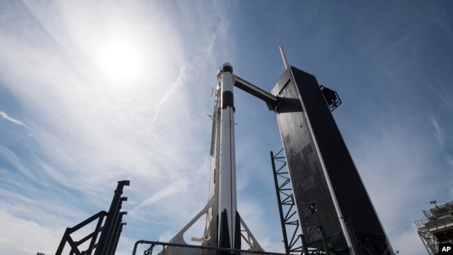 El cohete Falcon 9 despegó al amanecer del sábado del mismo lugar donde han despegado transbordadores espaciales y cohetes Apollo rumbo a la luna, esta vez con un muñeco de prueba como pasajero.