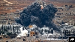 Khói bóc lên từ thành phố Kobani của Syria sau một cuộc oanh kích do phi cơ của liên minh do Hoa Kỳ dẫn đầu thực hiện