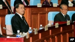 캄보디아 훈센 총리(왼쪽)가 24일 의회에 출석했다.