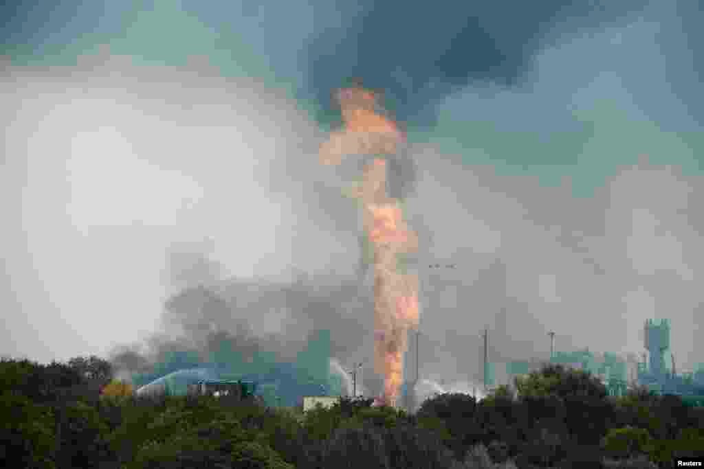 &nbsp;انفجار کارخانه BASF ، بزرگترین شرکت مواد شیمیایی در جهان در لودویگسهافن آلمان. دست کم دو نفر کشته و شش نفر مجروح شده اند. دو نفر هم هنوز مفقود هستند.
