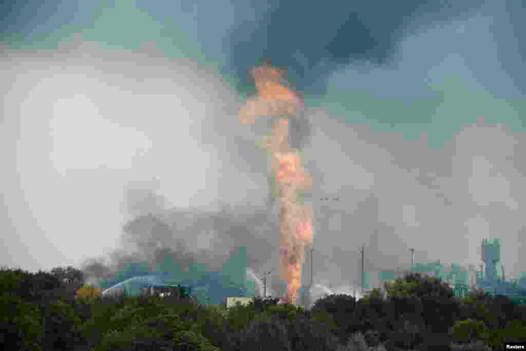  انفجار کارخانه BASF ، بزرگترین شرکت مواد شیمیایی در جهان در لودویگسهافن آلمان. دست کم دو نفر کشته و شش نفر مجروح شده اند. دو نفر هم هنوز مفقود هستند.