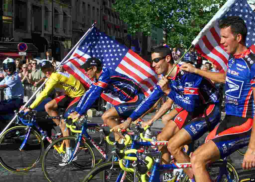 25 jullet 1999 : Lance Armstrong sur les Champs Elys&eacute;es avec ses co&eacute;quipiers apr&egrave;s avoir remport&eacute; son premier Tour de France