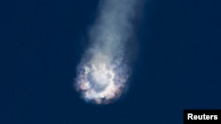 Roket "Falcon 9" milik perusahaan SpaceX meledak di atas Samudera Atlantik, sekitar dua menit setelah lepas landas dari tempat peluncuran di Cape Canaveral, Florida hari Minggu (28/6).