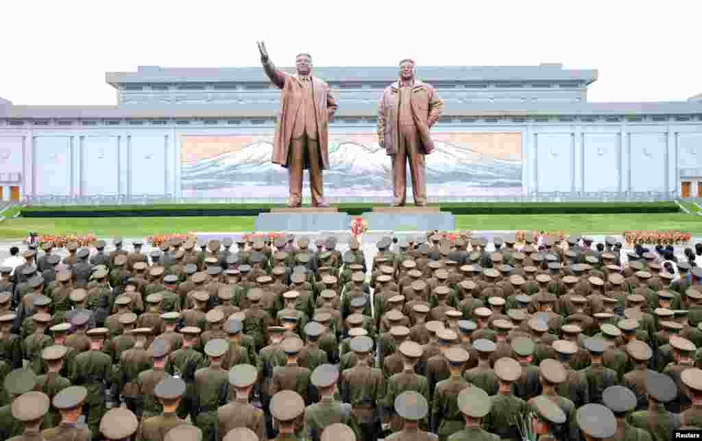 광복 72주년을 맞아 북한 군인들이 평양 만수대 언덕의 김일성&middot;김정일 부자 동상에 참배하고 있다.