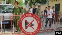 Sign on road opposite the Chinese Embassy in Hanoi, Vietnam, May 18, 2014 (Marianne Brown/VOA).
