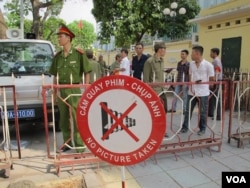 Sign on road opposite the Chinese Embassy in Hanoi, Vietnam, May 18, 2014 (Marianne Brown/VOA)