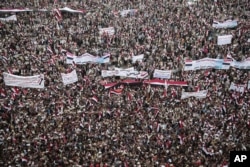 Hundreds of thousands of Yemenis march in support of a new combined governing council that the Shiite Houthi rebels and their ally, former president Ali Abdullah Saleh, announced late last month, in the rebel-held capital, Sana'a, Yemem, Aug. 20, 2016.