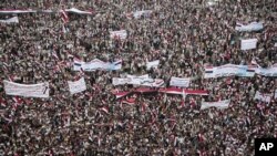 Yemenis march in support of a new combined governing council that the Shiite Houthi rebels and their ally, former president Ali Abdullah Saleh, announced late last month, in the rebel-held capital, Sana'a, Yemem, Aug. 20, 2016.