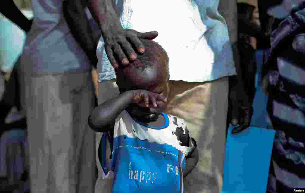 3月9日，一名男孩等在南苏丹多洛难民营的一个诊所外，他逃离苏丹蓝色尼罗河州的战火越境进入南苏丹。