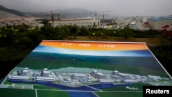 资料照：正在建设中的广东省台山核电站和建成后的效果图。（2013年10月17日）