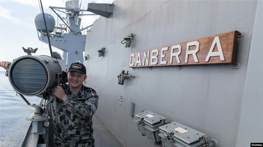 澳大利亚海军“堪培拉”号上的水兵（澳大利亚皇家海军照片）(photo:VOA)