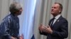 Le président du Conseil de l'Union européenne, Donald Tusk, à droite, s'entretient avec la première ministre britannique Theresa May lors d'une réunion bilatérale en marge du sommet des dirigeants européens et arabes au centre de conventions Sharm El Sheikh de Sharm El Sheikh, en