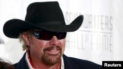Country singer Toby Keith poses on the red carpet before the Songwriters Hall of Fame ceremony in New York, June 18, 2015. 