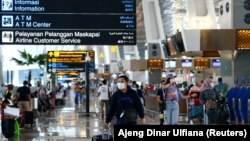 Para penumpang di Bandara Soekarno-Hatta di tengah pandemi COVID-19 (foto: dok). Suasana di ibu kota Jakarta di tengah pandemi COVID-19 (foto: dok). Pemerintah mulai Senin (29/11) memperpanjang masa karantina pendatang dari luar negeri, baik WNI maupun WNA.